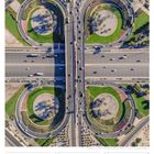 Kalenderseite: 28 So, November 2027, 47. Woche. Luftbild einer Autobahnkreuzung mit Schleifen und Grünflächen.