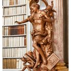 50 DEZEMBER, MO 13, DI 14, MI 15, DO 16, FR 17, SA 18, SO 19. Holzfigur mit Engel vor Bücherregal.