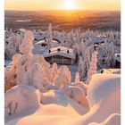 50 DEZEMBER, MO 13, DI 14, MI 15, DO 16, FR 17, SA 18, SO 19. Schneebedeckte Landschaft bei Sonnenaufgang.