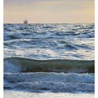 "50 DEZEMBER" steht unten. Meer mit Wellen und ein Segelboot am Horizont bei Abenddämmerung.