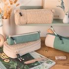 Notizbücher und Federmäppchen sind auf einem Schreibtisch dekorativ angeordnet.