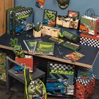 "Heft mit 'Student', Ordner mit 'SPEED', Tasche mit 'Go for It'. Alles in Rennsport-Design mit Autos."