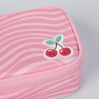 Rosa Etui mit wellenförmigen Streifen und lachende Kirschen mit Gesichtern rechts oben.