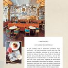 — EMPFEHLUNG —  
CAFÉ AMERICAIN, AMSTERDAM  
Innenansicht eines Cafés mit Art-déco-Stil, samtigen Sitzen, Kronleuchtern und Bildern an der Wand.