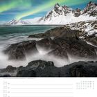 29 Mo, 30 Di, 01 Mi, 02 Do, 03 Fr, 04 Sa, 05 So. Polarlichter über schneebedeckte Berge und das Meer. Kalenderdesign.