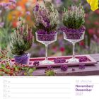 "Heidekraut und Liebesperlen in Gläsern. 48. Woche, November/Dezember 2027. Dekoratives Arrangement aus Pflanzen."