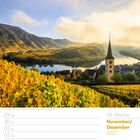 48. Woche, November/Dezember 2027. Landschaft mit Fluss, Hügeln und gelben Weinreben. Kirche mit Turm im Vordergrund.