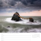 Meoto-Iwa am Strand von Futamigaura - Präfektur Fukuoka. Kalenderseite mit Monatsübersicht für November und Dezember.