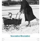 November/Dezember. Frau mit Kinderwagen auf dem Eis. England, 1955. Lächelnde Frau schiebt den Wagen auf einer gefrorenen Fläche.