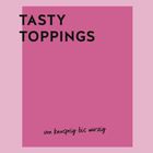 Text: „TASTY TOPPINGS“ oben, „von knusprig bis würzig“ unten. Hintergrund: rosa Rechteck auf hellrosa Fläche.