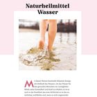 Text: "Naturheilmittel Wasser"
Ein Mensch geht barfuß durch flaches Wasser, spritzendes Wasser um die Füße.