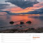 49. Woche Dezember 2027. Sonnenuntergang am Meer mit dramatischem Himmel; Steine im Wasser, warme Farben am Horizont.