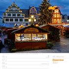 Kalenderblatt mit "Dresdner Christstollen"-Stand auf einem Weihnachtsmarkt, beleuchtete historische Gebäude im Hintergrund.