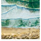 49. Woche 2027, Dezember-Kalenderblatt; Luftaufnahme eines Strandes mit türkisfarbenen Wellen an der Küste.