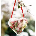 52 DEZ/JAN. Mo 27, Di 28, Mi 29, Do 30, Fr 31, Sa 01, So 02. Neujahrstag. Herz aus Eis mit Beeren und Zweigen am Ast.