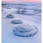 52 DEZ/JAN. Mo 27, Di 28, Mi 29, Do 30, Fr 31, Sa 01, So 02. Eislandschaft bei Sonnenaufgang, ruhiges Meer, gefrorene Hügel.