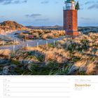 50. Woche Dezember 2027. Foto eines Leuchtturms in Dünenlandschaft, mit blauem Himmel und sanftem Licht.