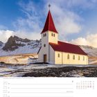 Vík í Mýrdal, Südland; Kalender: 51. Woche, Dezember. Eine Kirche mit rotem Dach vor schneebedeckten Bergen und blauem Himmel.