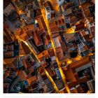 DEZEMBER, 51. Woche 2027. Altstadt von Šibenik - Kroatien. Luftaufnahme mit orangefarben beleuchteten Dächern.