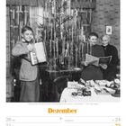 Dezemberkalender mit Foto einer musizierenden Familie vor einem Weihnachtsbaum, darunter Daten vom 20. bis 26. Dezember.