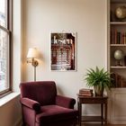 „lesen 2024“, ein Kalender mit Bibliotheksmotiv. Roter Sessel, Wandlampe, Bücherregal mit Globus, grüner Farn auf Tisch.