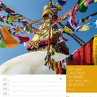 "Der Weg liegt nicht im Himmel, der Weg liegt im Herzen." - Buddha. Kalender für Dezember/Januar mit farbigen Gebetsfahnen über einer goldenen Stupa.
