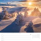 Kalender mit folgendem Text: "Winterlandschaft auf dem Glaubenberg (1.543 m) - Obwalden - Schweiz". Schneebedeckte Bäume im Sonnenuntergang.