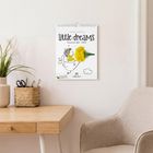 „@jesusoartig little dreams Wandkalender 2024 - 53 Blatt“. Illustration: Huhn mit Blume. Schreibtisch mit Stühlen.