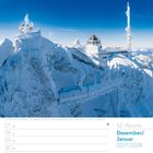 52. Woche, Dezember/Januar 2027/2028. Schnee auf einer Bergstation vor klarem Himmel. Kalendernotizen: Silvester, Neujahr.