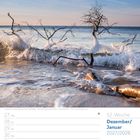 52. Woche, Dezember/Januar 2027/2028. Vereister Ostseestrand mit Wellen und Ästen im Meer bei Sonnenuntergang.