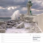 52. Woche, Dezember/Januar 2027/2028. Ein Leuchtturm ist dick mit Eis bedeckt. Meer und große Wellen im Hintergrund.