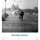 Kalender: Dezember/Januar, KW52/2027. Schwarzweißfoto: Mann mit Luftballons auf Kopfsteinpflasterplatz in Paris.