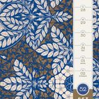 Kalender mit Daten von Mo 27 bis So 02. Hintergrund blau mit weißen Blättern und Blumen, Illustration.