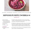 **GEPICKELTE ROTE ZWIEBELN**  
*gute zum einfachen Gelingen.*

Für 4 Portionen · 15 Min. Zubereitung · 12 Std. Marinieren

Rote Zwiebeln in rosa Flüssigkeit auf einem Teller.