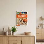 "Wandkalender mit 'TIERISCH!', zeigt Tiere auf hellem Holzregal mit Pflanzen, Vasen und einem Korb."