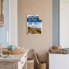 Kalender mit Text: "Am Meer - Unsere Nord- und Ostsee 2021". Helle, gemütliche Inneneinrichtung mit Körben und Treibholz.