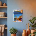 „Malerisches Deutschland“, Kalender 2027. Bild des Kölner Doms bei Nacht. Umgebung mit Pflanze und Vasen.