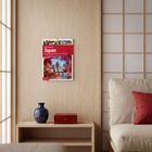 "Abenteuer Japan: Das Land der aufgehenden Sonne – 55 Bilder. Wandkalender in einem Raum mit Vase und roter Box auf Holzregal."