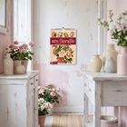 "ars floralis WOCHENPLANER 2023 53 BLATT" auf einem Kalender. Raum mit Blumenarrangement und pastellfarbenen Möbeln.