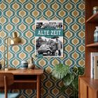 "Die gute alte Zeit", Wandkalender, Schreibtisch mit Lampe, Topfpflanzen, Retro-Tapete, Vintage-Stil.