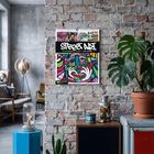 "Street Art Wochenplaner 2024; 53 Blatt", lebendige Graffiti-Kunst an Ziegelwand; moderne Inneneinrichtung mit Pflanzen.