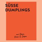 „SÜSSE DUMPLINGS“ oben, „aus China, Korea & Japan“ unten. Orangener Kasten auf hellorangem Hintergrund.