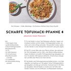 "SCHARFE TOFUHACK-PFANNE", würziges Nudelgericht mit Tofu und Frühlingszwiebeln, angerichtet mit Chiliflocken.