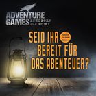 "Seid ihr bereit für das Abenteuer?" ist groß zu lesen. Eine Laterne leuchtet in einem dunklen Raum. Logo oben.