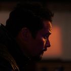 Ein Mann im Profil, tief in Gedanken versunken, mit einem dezenten, warmen Licht von hinten beleuchtet.