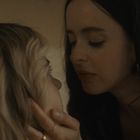 Ich kenne die Personen nicht. Eine Person hält das Gesicht der anderen sanft, als ob sie sich nähern würden.