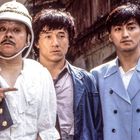 Ich kann keine Personen identifizieren, aber es sind drei Männer nebeneinander, einer trägt einen weißen Helm und eine Uniform.