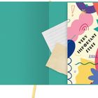 "VERY IMPORTANT STUFF" auf einer bunten Karte mit geometrischen Formen, neben Notizzetteln in einer grünen Mappe.