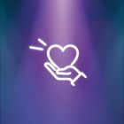 Ein neonfarbenes Symbol einer Hand, die ein Herz hält, auf blau-lila Hintergrund.