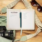 Geöffnetes Notizbuch: „Meine Lieblingsstädte“. Links: Amsterdam, Oslo. Rechts: Barcelona, Madrid, Paris, Verona, Lissabon, Rom, London. Daneben Kamera und Sonnenbrille.